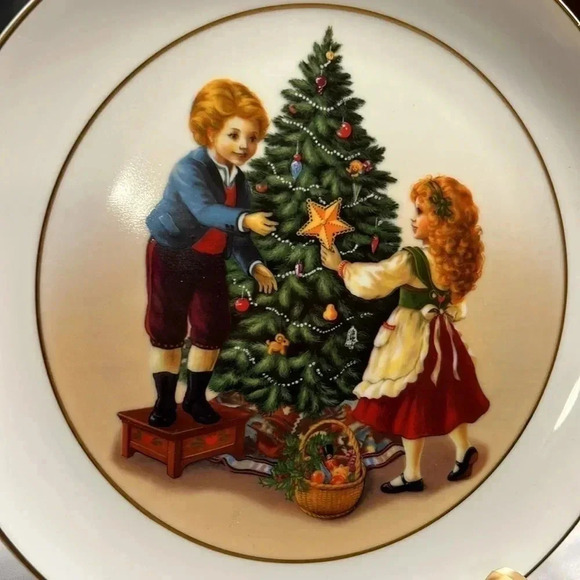 Vintage 1982 Avon XMAS MEMORIES PORCELAIN PLATE TRIMMED WITH  22K GOLD! - Picture 5 of 14